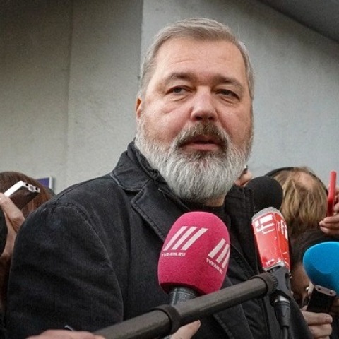 Ο βραβευμένος με Νόμπελ Ειρήνης δημοσιογράφος του ρωσικού ειδησεογραφικού πρακτορείου Novaya Gazeta, Ντμίτρι Μουράτοφ,   ανακοίνωσε ότι θα βγάλει το σε δημοπρασία το Νόμπελ για να συγκεντρώσει χρήματα για τους Ουκρανούς πρόσφυγες.