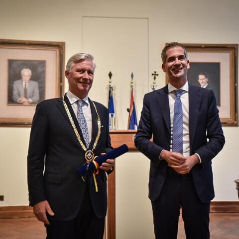 Ο Κώστας Μπακογιάννης με τον βασιλιά του Βελγίου, Φίλιππο κατά τη διάρκεια της απονομής