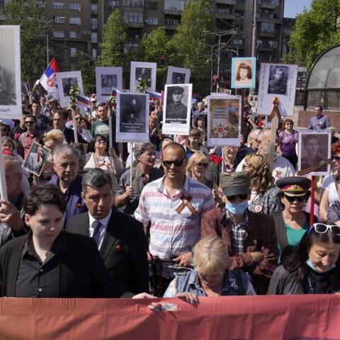 Σερβία: Ο εθνικός ύμνος της Ρωσίας ακούστηκε στο Βελιγράδι, καθώς η Σερβία, διχασμένη μεταξύ ΕΕ και Μόσχας, γιόρταζε το τέλος του Β' Παγκοσμίου Πολέμου	