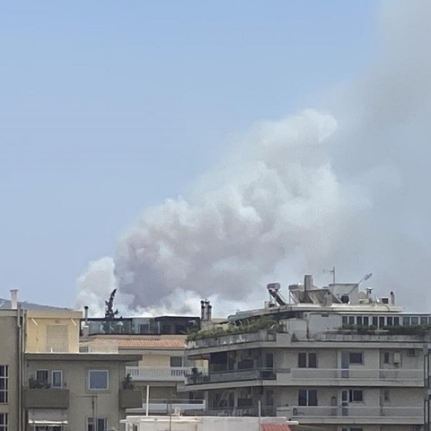 Φωτιά τώρα σε υπαίθριο χώρο στη Γλυφάδα