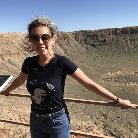 Η Χρύσα Αβδελλίδου μπροστά από τον μεγάλο κρατήρα Barringer στην Αριζόνα