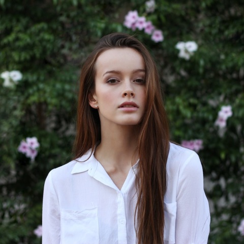 Ένα κορίτσι κοιτάζει την κάμερα.