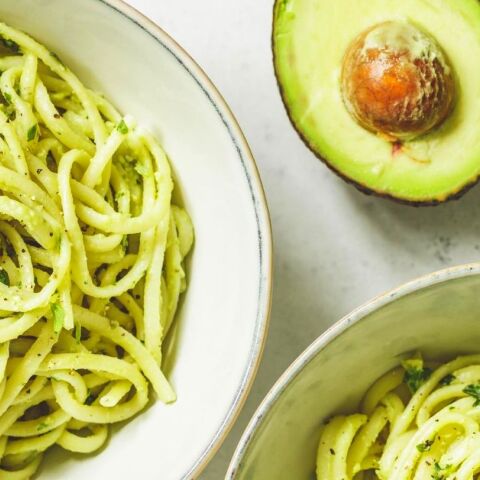 Λιγκουίνι με κρέμα αβοκάντο και άρωμα βασιλικού