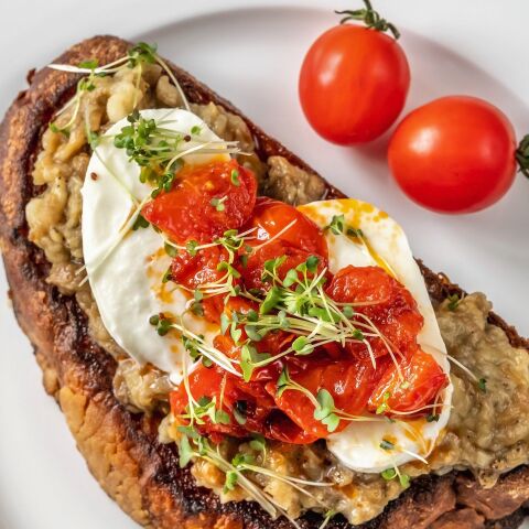 Προζυμένιο ψωμί φρυγανισμένο, με μελιτζανοσαλάτα και τυροζούλι