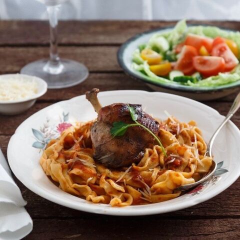 Κουνέλι κοκκινιστό με χυλοπίτες