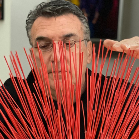 Ο Κωστής Γεωργίου με τον δικό του γλυπτό σκαντζόχοιρο