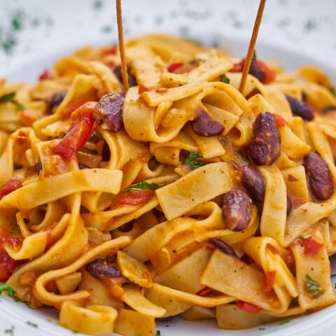 Pasta με χούμος, ελιές, φέτα και κόκκινες πιπεριές