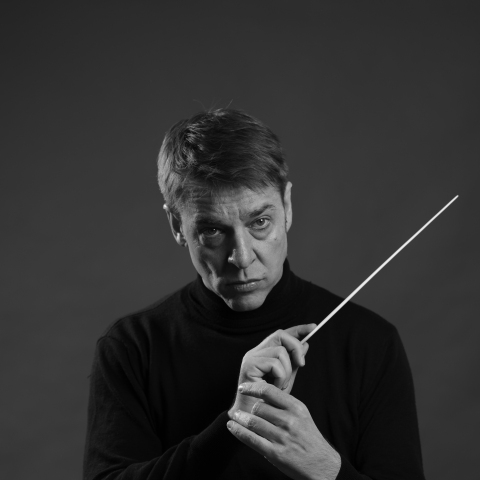 Ο αρχιμουσικός Stefan Geiger διευθύνει την Underground Youth Orchestra στο Μέγαρο Μουσικής Αθηνών