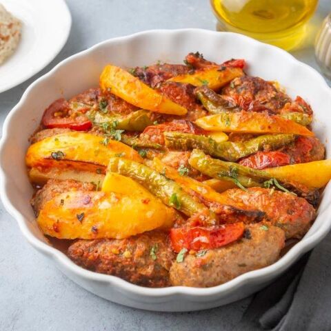 Κεφτέδες με πράσα και πατάτες στον φούρνο