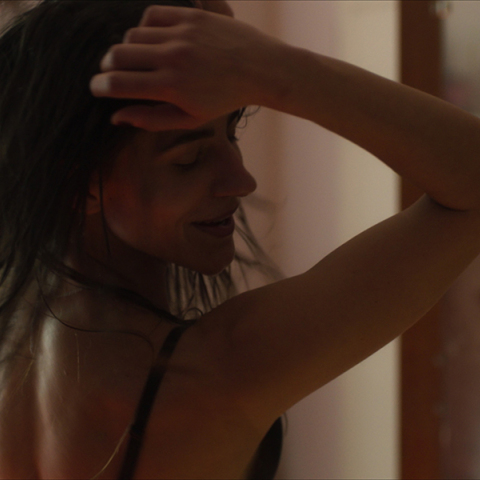 Στιγμιότυπο από την ταινία «Πίσω από τις θημωνιές / Behind the Haystacks»