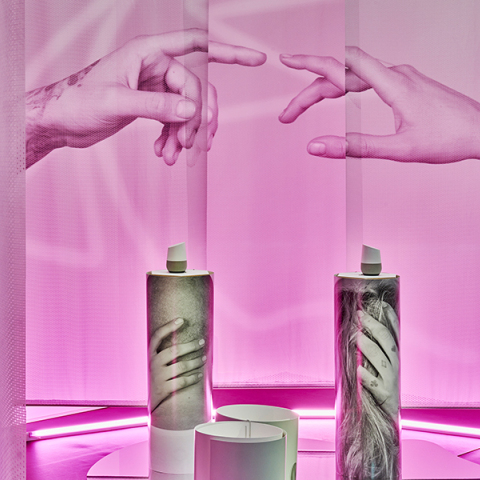 «Modern Love» στο ΕΜΣΤ - Marge Monko «I Don't Know You So I Can't Love You», 2018 (λεπτομέρεια). Εγκατάσταση, smart assistants, ηχεία, εκτυπώσεις. Ευγενική παραχώρηση της καλλιτέχνιδας