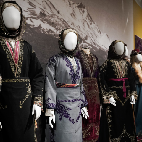 «Μικρά Ασία: Λάμψη - Καταστροφή - Ξεριζωμός - Δημιουργία», επιμέλεια: Εβίτα Αράπογλου, Πασχάλης Κιτρομηλίδης, Γιώργης Μαγγίνης (Μουσείο Μπενάκη / Πειραιώς 138)