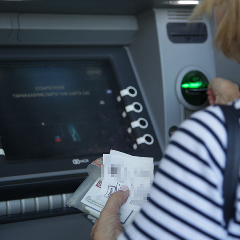 Γυναίκα σε ATM τράπεζας