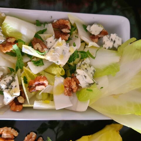 Σαλάτα με αντίβ, μπλε τυρί και καρύδια