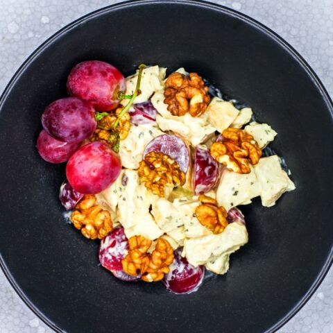 Μια διαφορετική σαλάτα με σταφύλια, τυρί κρέμα και καρύδια