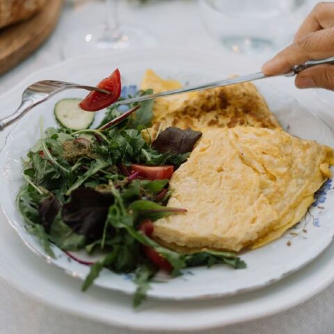 Ομελέτα με σπανάκι και παρμεζάνα σε 5’
