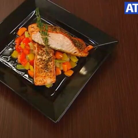 Σολομός με κρούστα μυρωδικών και λαχανικά σοτέ