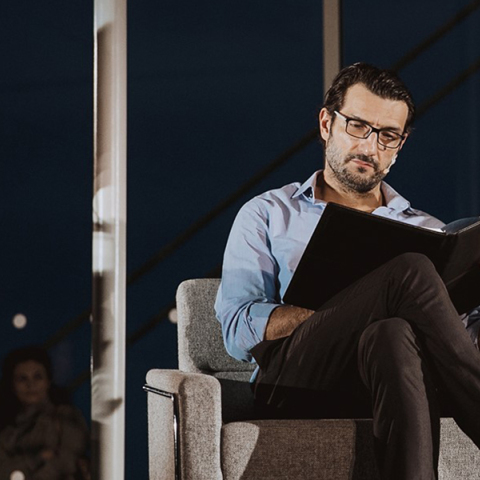 Παραβάσεις/Αναγνώσεις: Ο Νίκος Κουρής διαβάζει την «Ιογενή Πνευμονία» του Ζήσιμου Λορεντζάτου