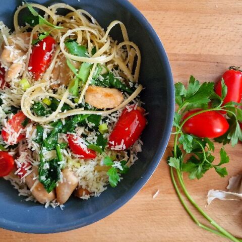 Μακαρονάδα με κοτόπουλο, σπανάκι και ντοματίνια