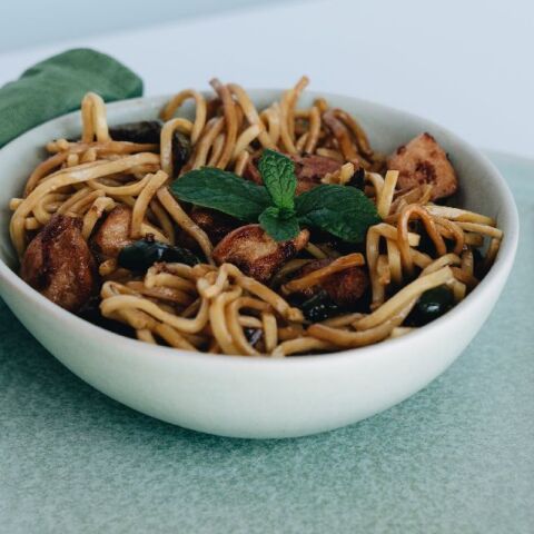 Noodles με κοτόπουλο, γάλα καρύδας και λαχανικά