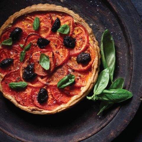 Τάρτα με ντομάτα, ελιές και βασιλικό
