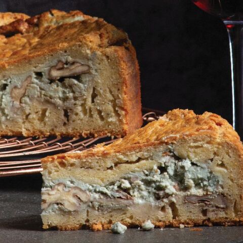 Αλμυρό κέικ γεμιστό με blue cheese και καρύδια