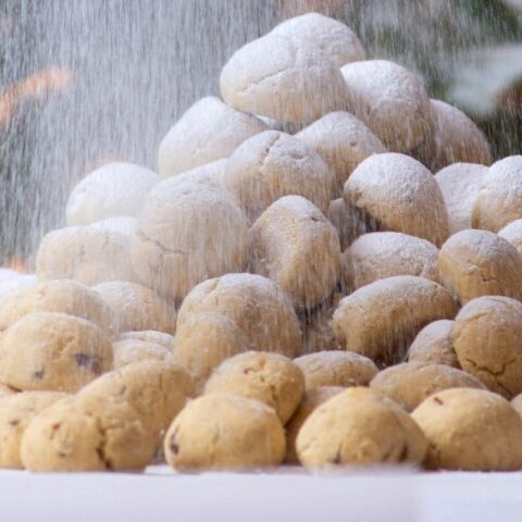 Κουραμπιέδες με καραμελωμένα αμύγδαλα