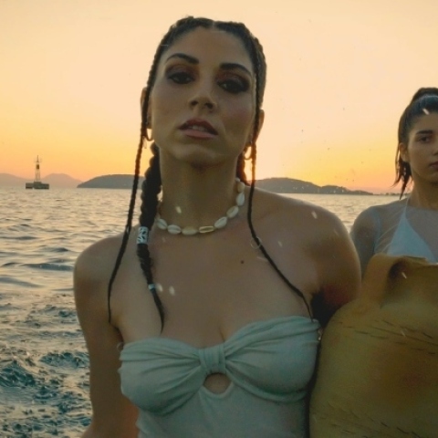 Daphne Nikolaou – Krasi M’ Se Pino Gia Kalo