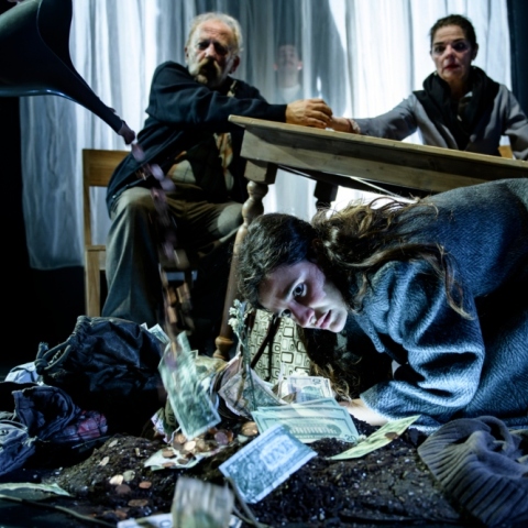 «Η λέξη πρόοδος στο στόμα της μητέρας μου ηχούσε πολύ φάλτσα» σε σκηνοθεσία Αικατερίνης Παπαγεωργίου