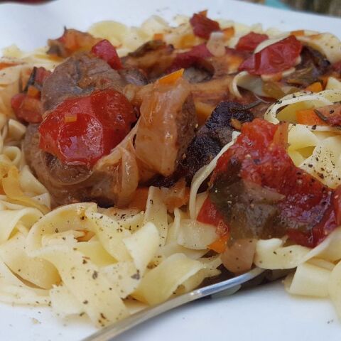 Oσομπούκο με ντοματο-πορτοκαλένια σάλτσα