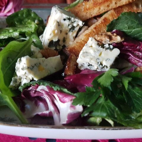 Γιορτινή σαλάτα με ροκφόρ, καρύδια και σπιτικά κρουτόν