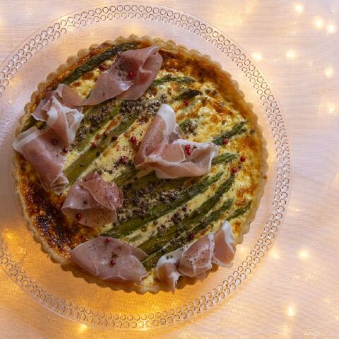 Κις Λορέν με μοτσαρέλα, σπαράγγια και προσούτο