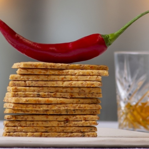 Κράκερ με σκληρό τυρί Δανίας και πιπεριά chilli 