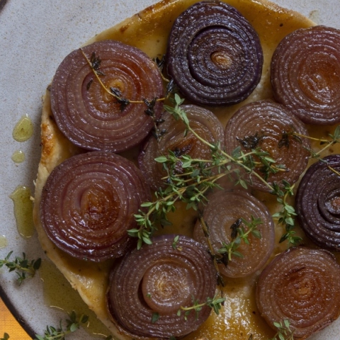 Tarte taten με κόκκινα κρεμμύδια