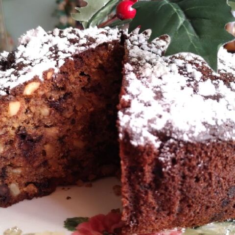 Κέικ με δύο σοκολάτες, ξηρούς καρπούς και δαμάσκηνα