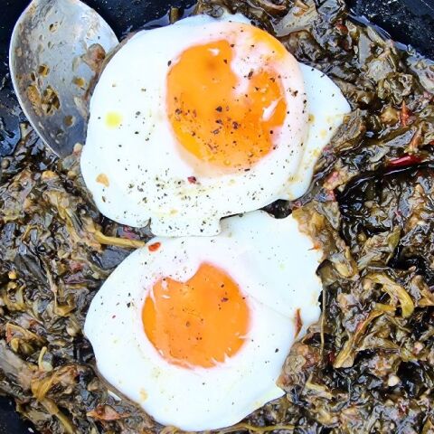 Πηλιορίτικα χόρτα με αβγά