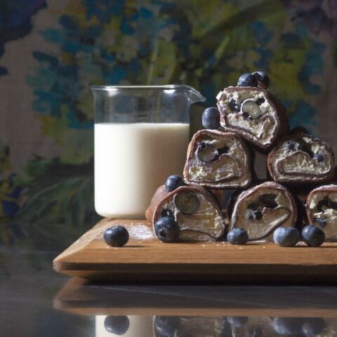 Κρέπες σοκολάτας γεμιστές με κρέμα και blueberries