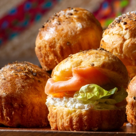 Μπριος γεμιστά με φρέσκο τυρί κρέμα και σολομό 