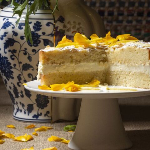 Τούρτα αμυγδάλου με λευκή κρέμα