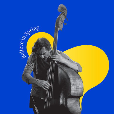 O κοντραμπασίστας Μιχάλης Καλκάνης στη σκηνή του Half Note