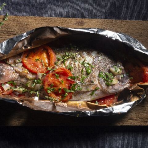 Συνταγή για φαγκρί στη λαδόκολλα με κρασί Μοσχάτο