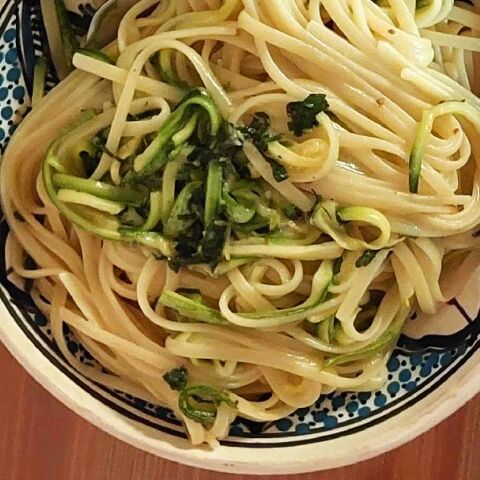 Καλοκαιρινή μακαρονάδα με κολοκυθάκια