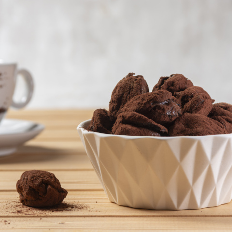 Δαμάσκηνα Σκιάθου γεμιστά με σοκολάτα και καλυμμένα με κακάο