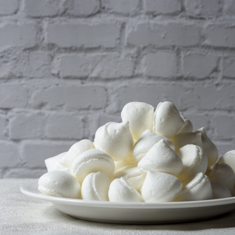 Μαρεγκάκια με έμπνευση από το Σαρακήνικο Μήλου 