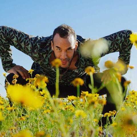 Πάνος Μουζουράκης: «Μεγαλώνω» στο Θέατρο Άλσος
