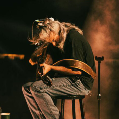 Ο Γιάννης Χαρούλης στο Θέατρο Βράχων Μελίνα Μερκούρη