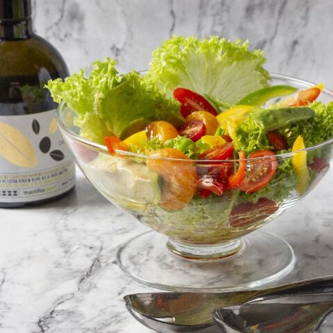 Συνταγή για πράσινη σαλάτα με αβοκάντο, πιπεριές, ντοματίνια και ντρέσινγκ μαστίχας