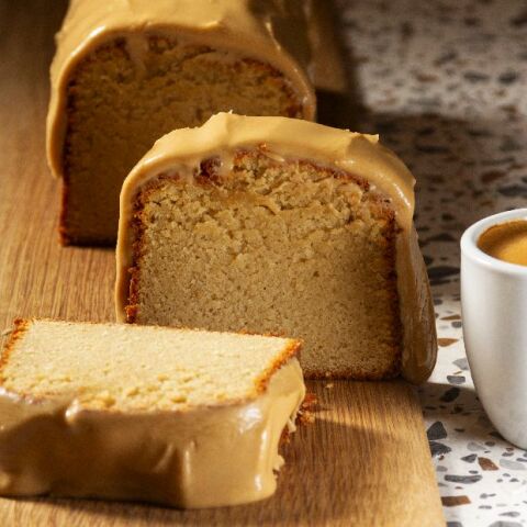 Υγρό κέικ με γλάσο από καφέ