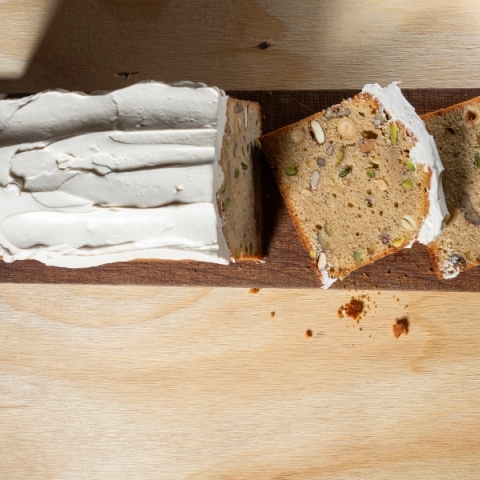 Κέικ με καφέ και ξηρούς καρπούς από την Arla 