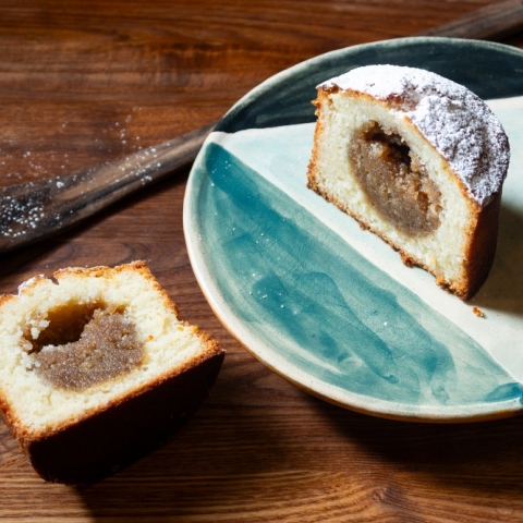 Ατομικά κέικ γεμιστά με αμύγδαλο και καφέ